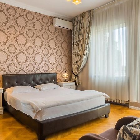 Deluxe Cismigiu Park Apartment Bukares Bagian luar foto